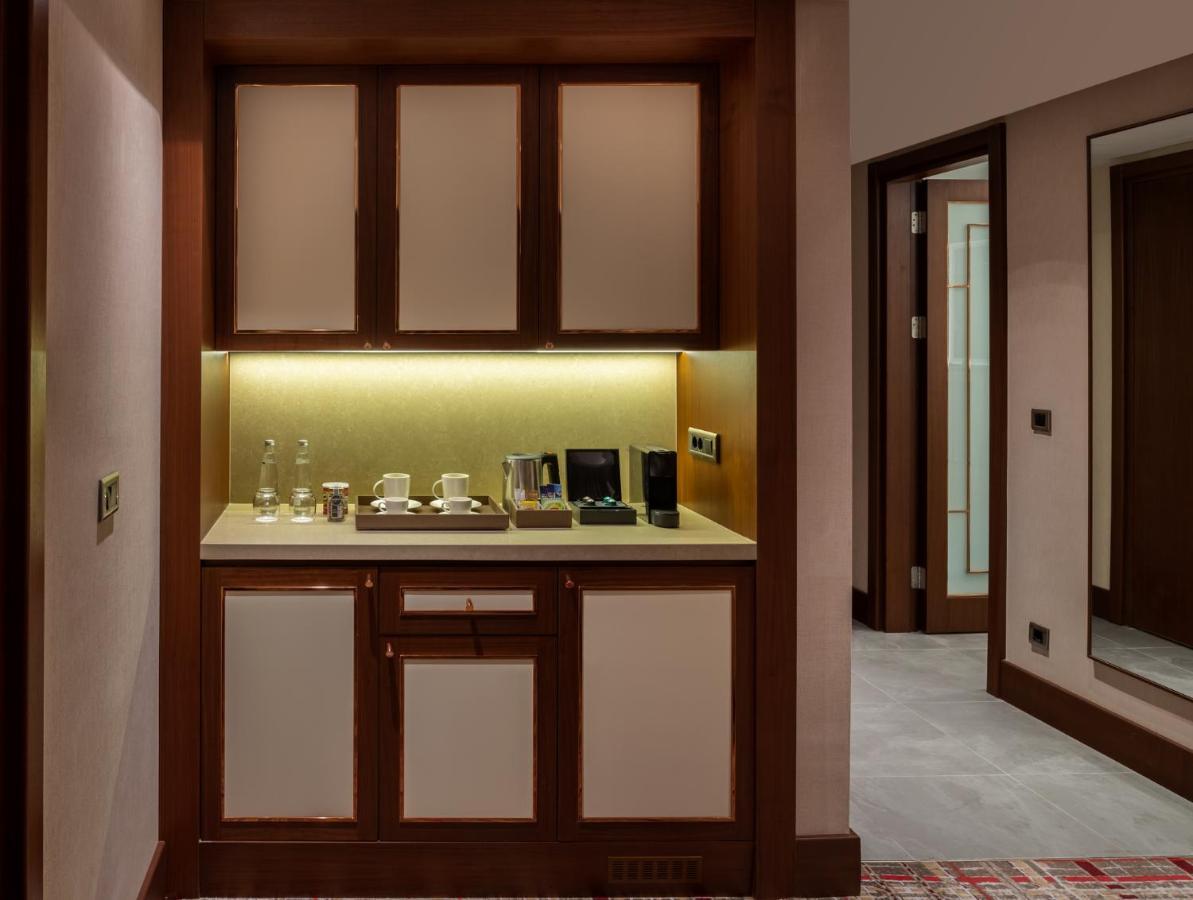 Mövenpick Hotel Istanbul Asia Airport Exteriör bild A wet bar in a hotel room