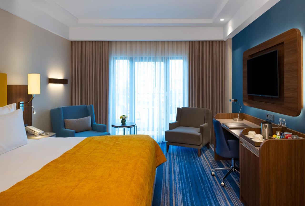 Mövenpick Hotel Istanbul Asia Airport Exteriör bild A room at the Holiday Inn Express in London