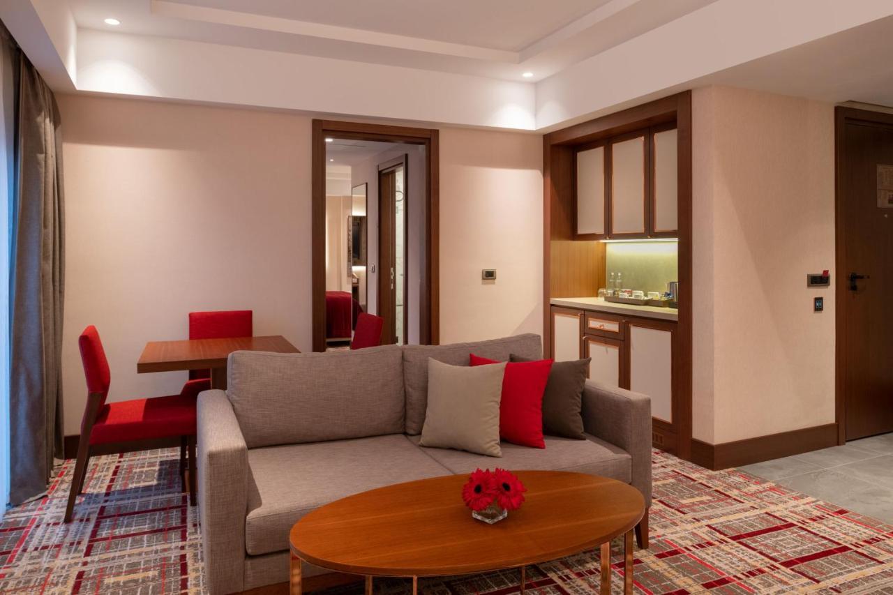 Mövenpick Hotel Istanbul Asia Airport Exteriör bild A suite at the hotel