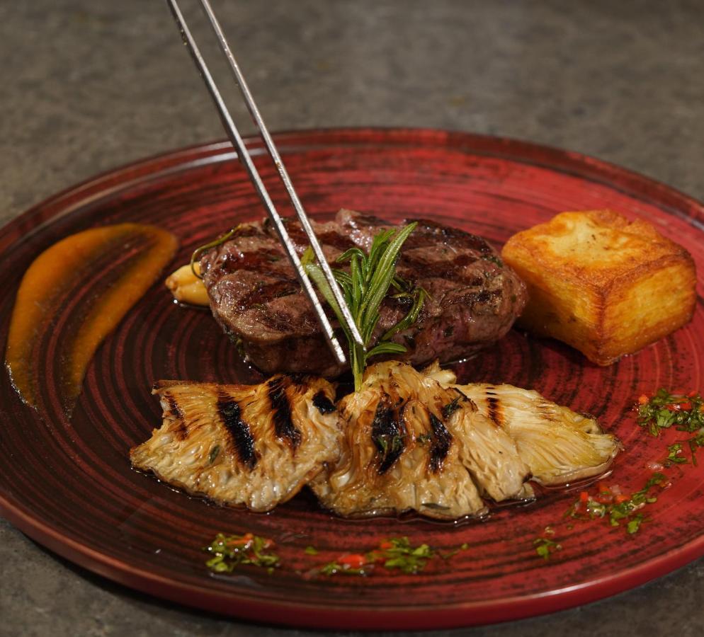 Mövenpick Hotel Istanbul Asia Airport Exteriör bild A steak with grilled pineapple