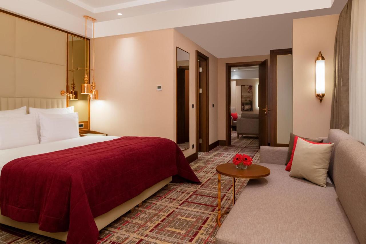 Mövenpick Hotel Istanbul Asia Airport Exteriör bild A room at the Taj Mahal Palace