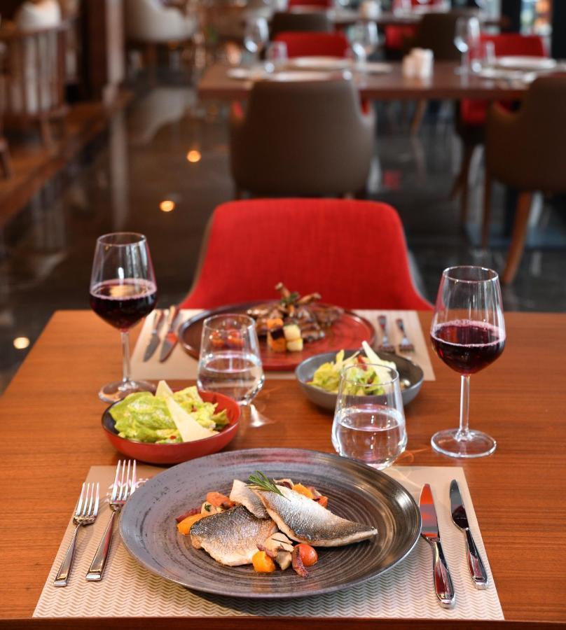 Mövenpick Hotel Istanbul Asia Airport Exteriör bild A table set for dinner