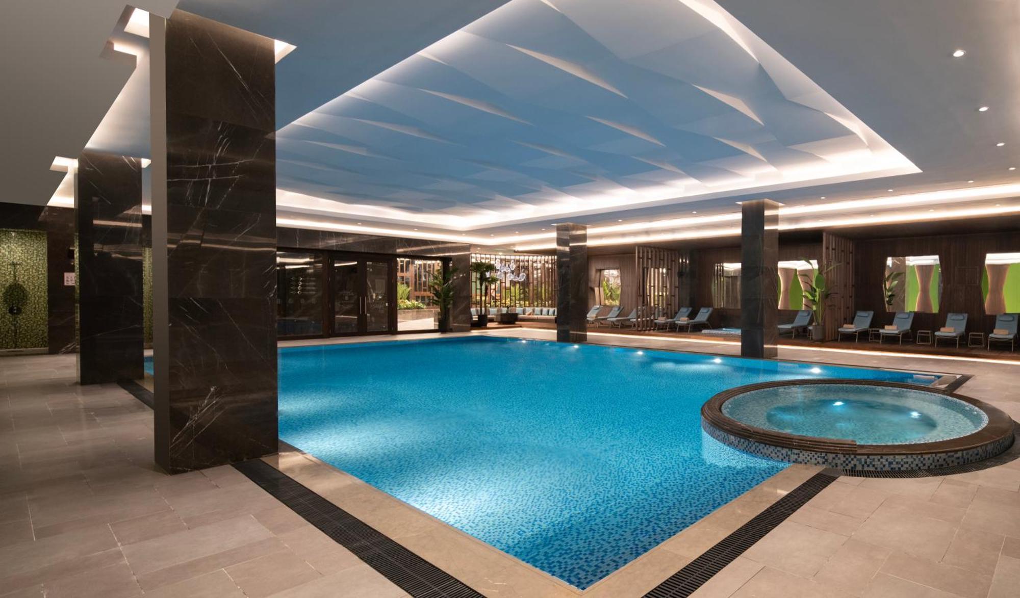 Mövenpick Hotel Istanbul Asia Airport Exteriör bild The swimming pool at the hotel