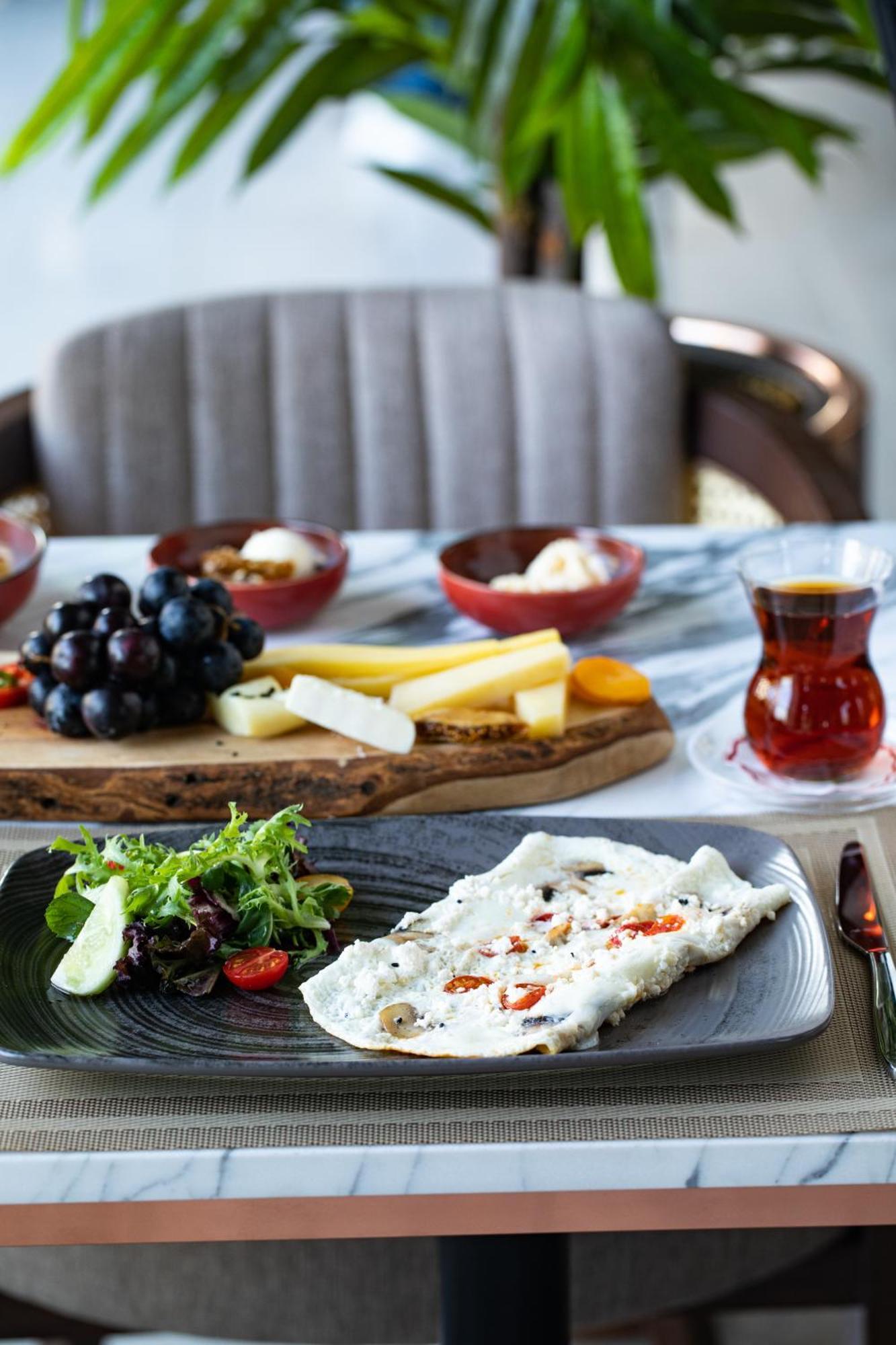 Mövenpick Hotel Istanbul Asia Airport Exteriör bild Turkish breakfast