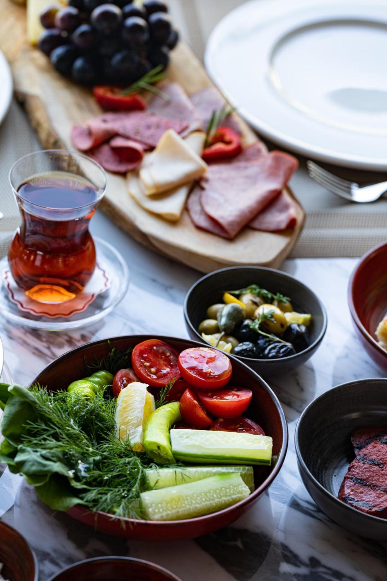 Mövenpick Hotel Istanbul Asia Airport Exteriör bild Turkish breakfast